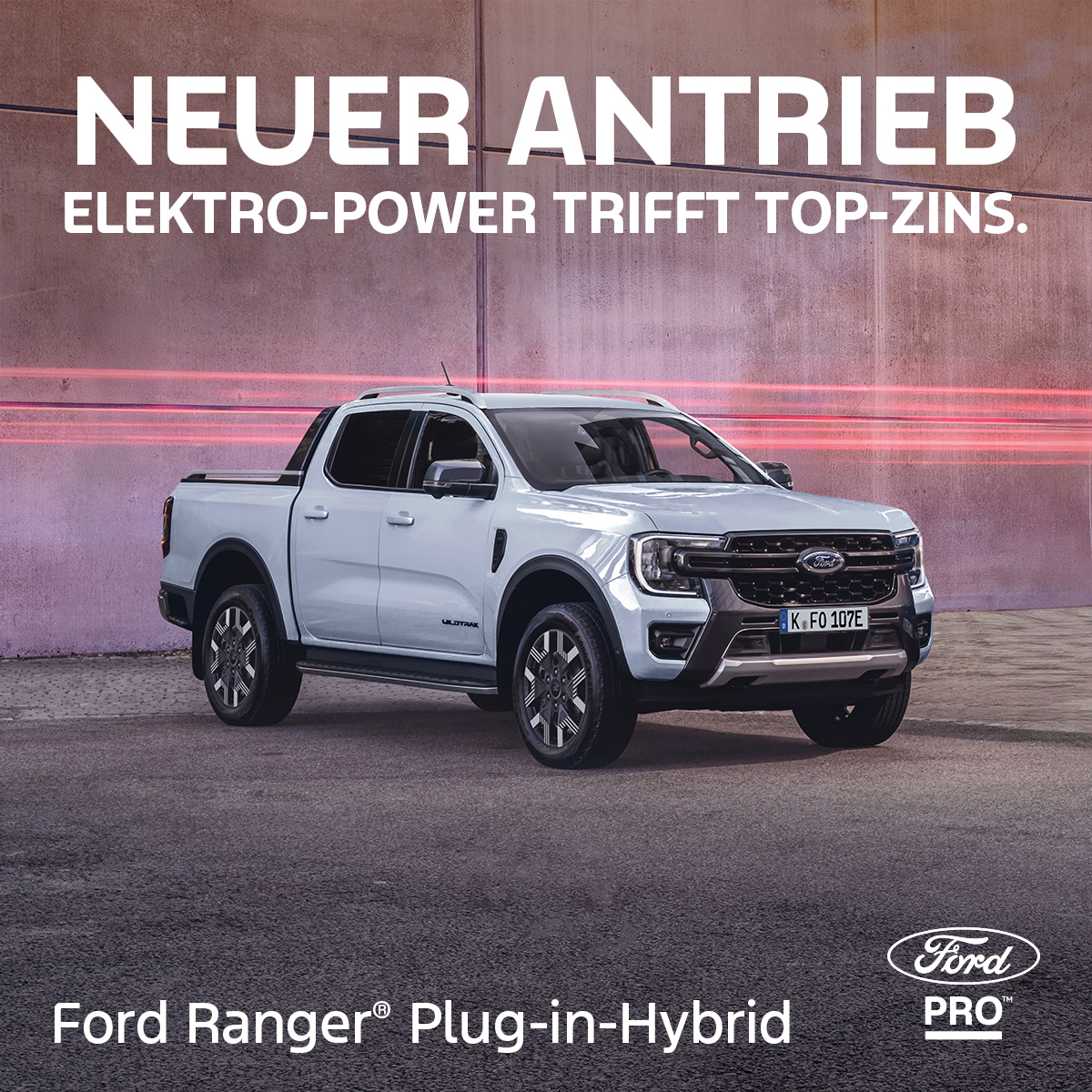 Zu sehen ist ein weißer Ford Ranger Plug-in-Hybrid vor rosa Hintergrund